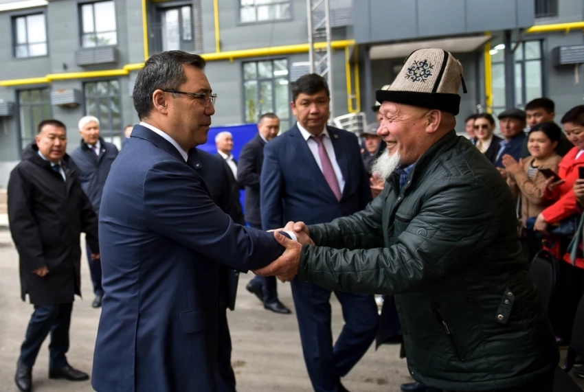 Президент Бишкектеги ГИК жаңы көп кабаттуу үй комплексин ачып, жашоочуларына конокко барды (сүрөт)