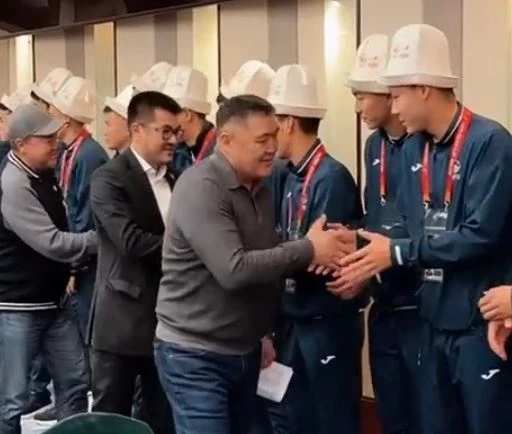 Кытайда Камчыбек Ташиев жаштардын футбол командасы менен жолугушту