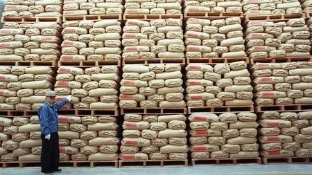 Япония өкмөтү мамлекеттик запастардан 200 миң тоннага жакын күрүч сатууга коюу үчүн чечим кабыл алды