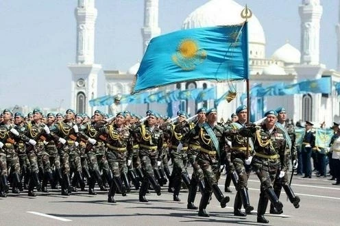 Казакстанда Жеңиш күнү үчүн аскердик парад өткөрүү калыбына келтирилди