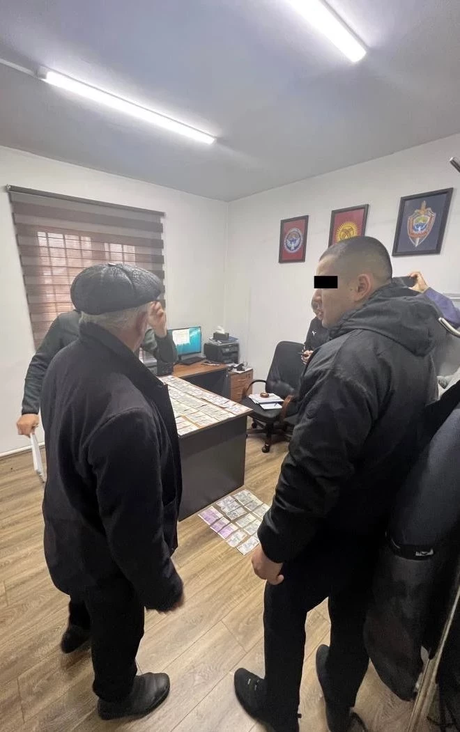 Алай районундагы тургун ГКНБ кызматкерине пара берип жаткан жеринен кармалды