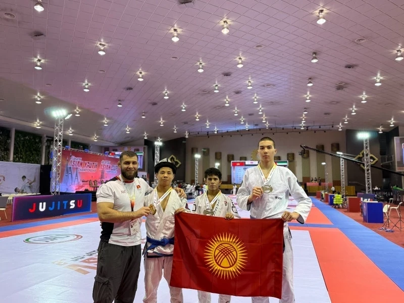 Кыргызстандыктар джиу-джитсу боюнча Азия чемпионатында сыйлык алып жатышат