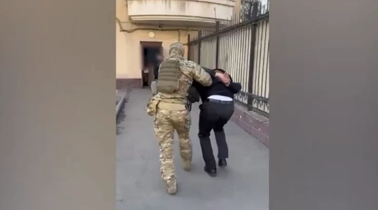 Садыра Жапарова жалган кеңешчиси кармалды, көмүр кенин ээлөөгө алууга аракет кылган