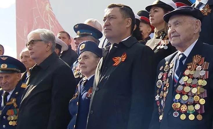 Неге Садыр Жапаров Жеңиш парадына барууда