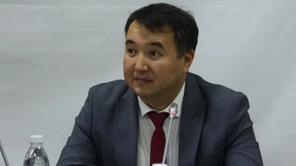 Көпчүлүк чиновниктер сын-пикир алды жана катуу сын-пикирлер - тизмеси
