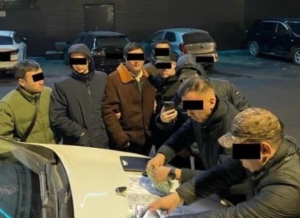 Сыйлык алып жатып кармалган Транспорт департаментинин башкы адиси