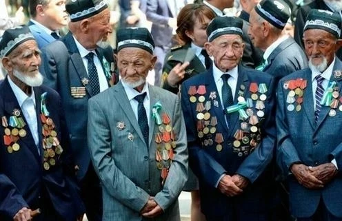 Мирзиёев улуу согуштун ардагерлерине $10 миң төлөөнү тапшырды