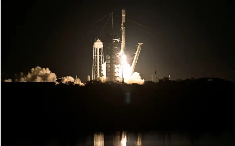 SpaceX ийгиликтүү түрдө Айга Athena модулун жана мобилдик станцияны ишке киргизди