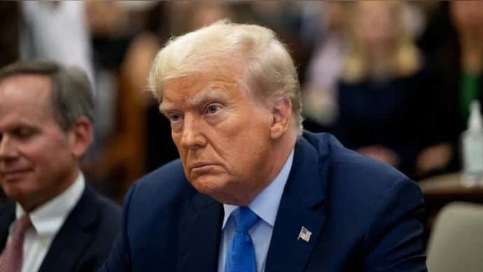 Трамп Канаданын жана Мексиканын импортторуна салына турган бажы салыктар 4-марттан башталат деп билдирди. Ал ошондой эле Кытайдан келген товарларга кошумча бажы салыктарын киргизерин маалымдады