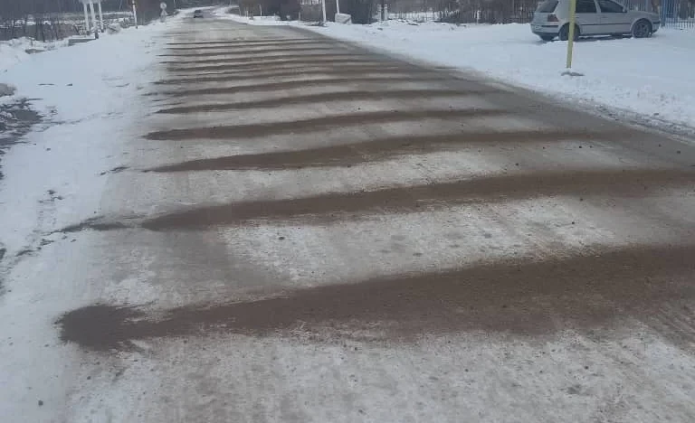 Жол куруучулар Отмок ашуусунда кар тазалап жатышат