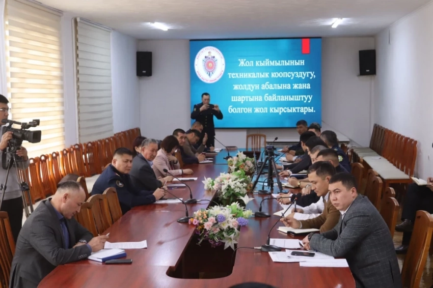 Нарын шаарында жолдордун коопсуздугун талкуулашты. Сандар