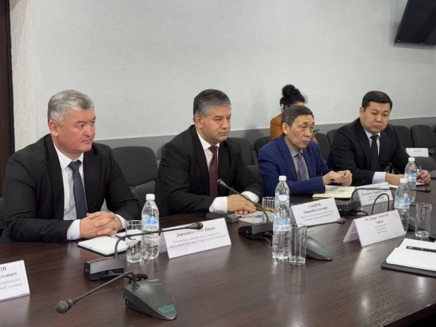 Эмгек министри жана КРСУнун ректору Россияда жумуш өнүктүрүү үчүн адистерди даярдоону талкуулашты