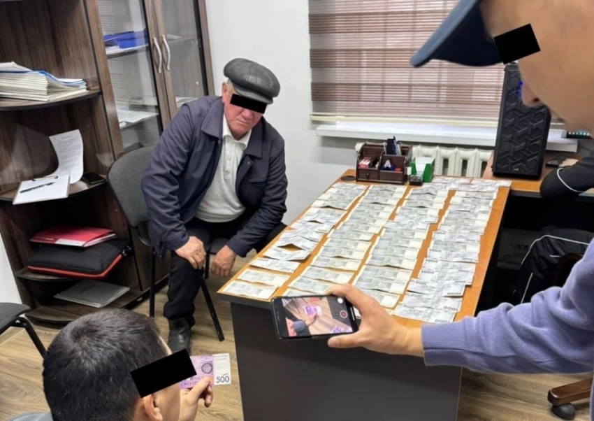Алай районунун тургуну ГКНБнын кызматкерине пара берүүгө аракет кылган (видео)