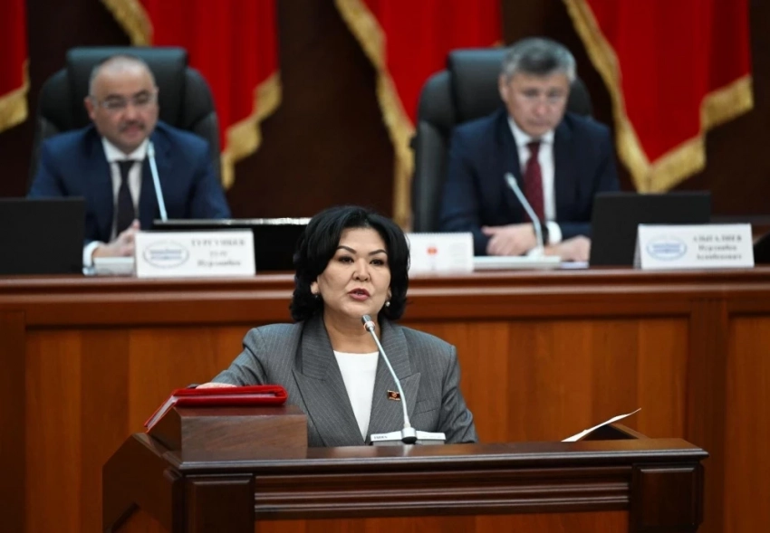 Жогорку Кеңеште жаңы депутаттын ант бериши өттү