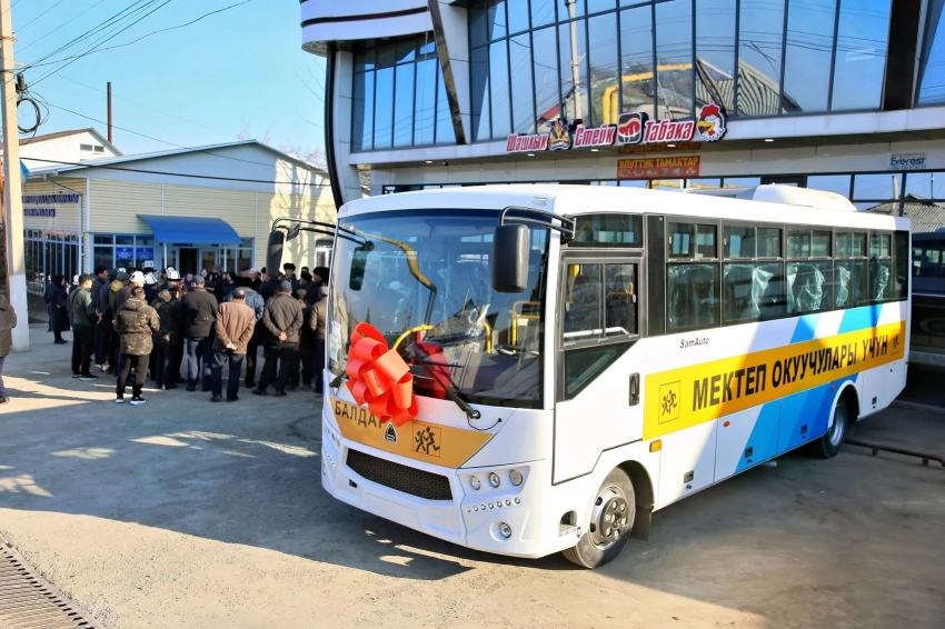 Ош шаарынын мэри Жибек Жолу МТУна мектеп окуучулары үчүн автобусту бөлүп берди