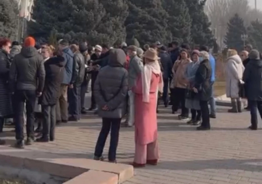 Жогорку Кенештин жаны алдында жаңы Жер кодекси боюнча кол жыяп жатышат (видео)