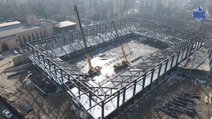 Бишкекте Д. Омурзакова атындагы стадиондун кичи аренасы курулууда. Дрондон тартылган сүрөт