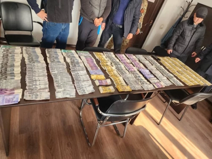 Ош шаарынын тургуну 870 миң сомго милиция кызматкерин пара берүүгө аракеттенди (видео)
