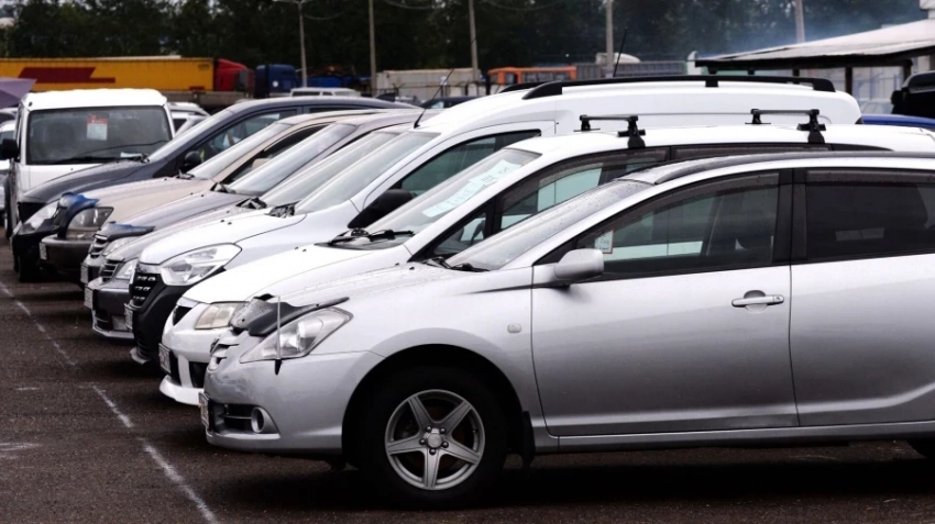 Оң рулдуу авто уюмдаштыруунун баасы болжол менен $1 миң турат