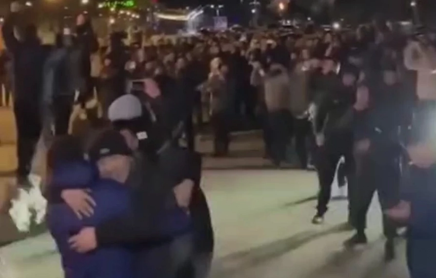 Токмакта жүздөгөн адамдар Биволду колдошту - видео