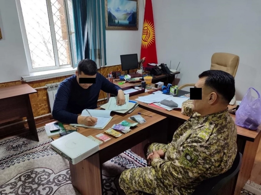 ГКНБ Кара-Суу, Араван жана Узген районундагы армия баракчаларында коррупцияны аныктады