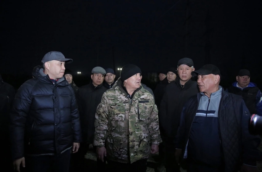 Ош шаарынын мэри Раззаков көчөсүндөгү жолдун кеңейтилүүсүн текшерди