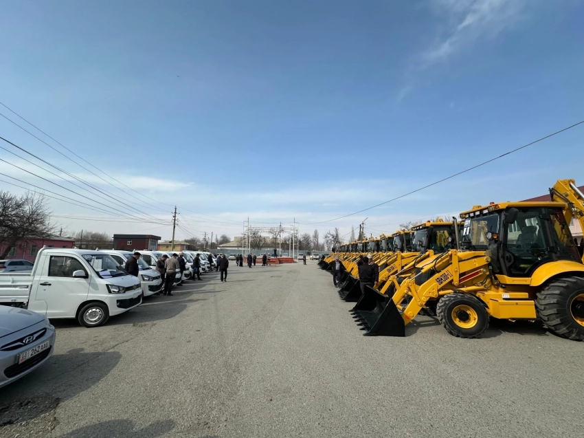 Тогуз айыл өкмөтү Баткен облусунда экскаваторлор жана жүк автоунаалары алышты