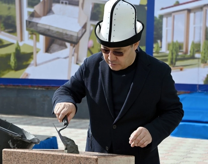 Президент капсула салы жатат - жана өзүнө сокку кабыл алууда