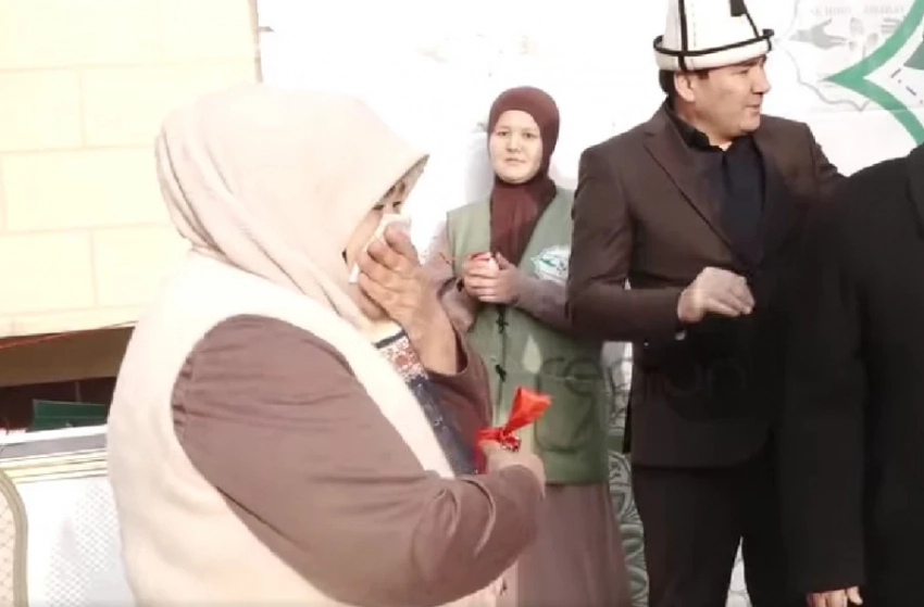 Ташиев аялга батир берди, ал Оштогу көчөдө балдары менен жашаган