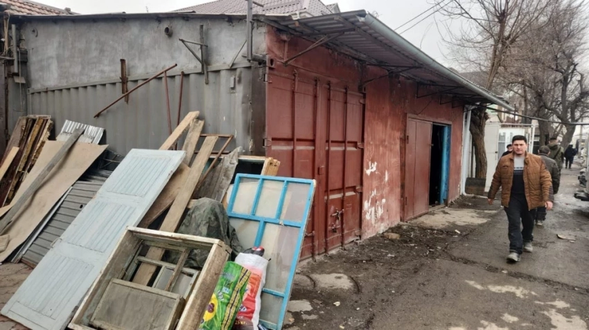 Аламедин базарына жакын көчөдөгү самовольный курулуштарды бузууда (сүрөт)