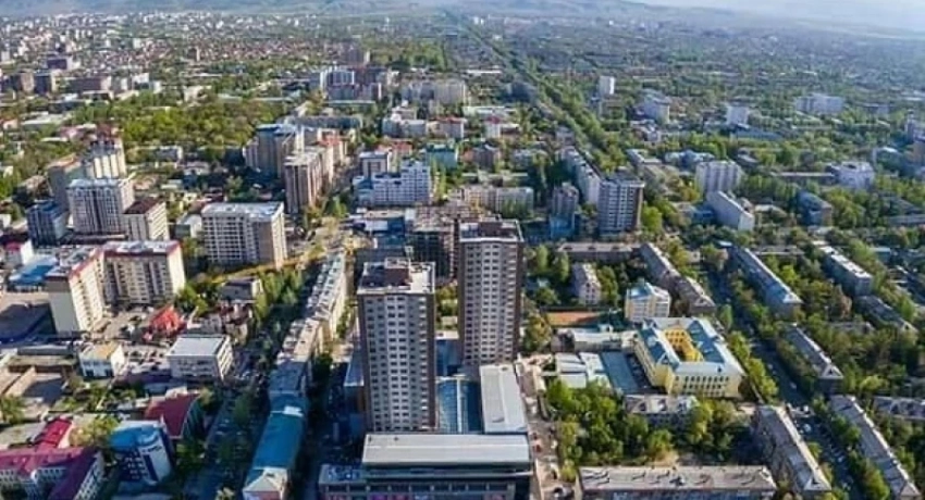 Сауда борборлору же ооруканалар менен мектептер: Бишкек эмне үчүн көбүрөөк муктаж?