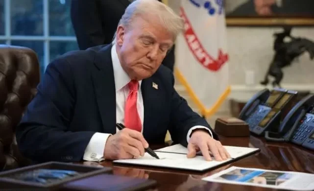 Трамп өз буйругу менен АКШнын расмий тилин англис тили деп жарыялады