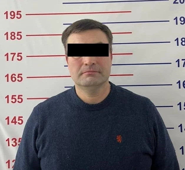 ГКНБ "Кыргызлото" жетекчини пара алып жаткан жеринен кармады