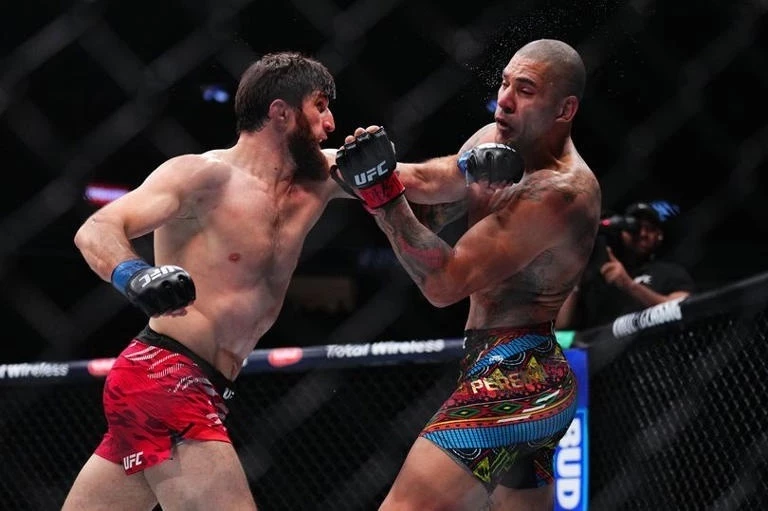 Магомед Анкалаев Алекс Перейраны жеңип, UFC чемпиону болуп калды