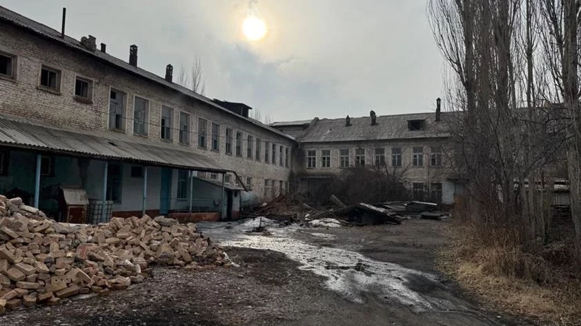 ГКНБ Сулюкттагы мурдагы оорукананын имаратын ыктыярдуу түрдө мамлекеттик менчикке кайтарганы тууралуу маалымдады (сүрөт)