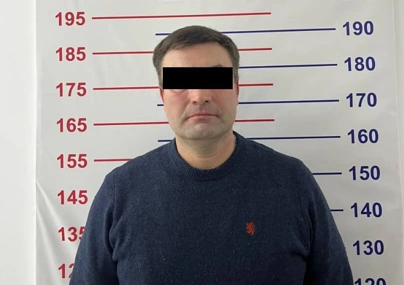 ГКНБ КР: Параллелепипедди талап кылуу жана пара алуу боюнча «Депутаттык лотерея компаниясынын» директору кармалган