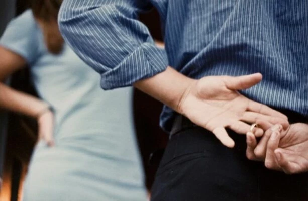 Үй-бүлөлүк уюмдар адамдын эволюциясына моногамия жардам бергенин далилдеди