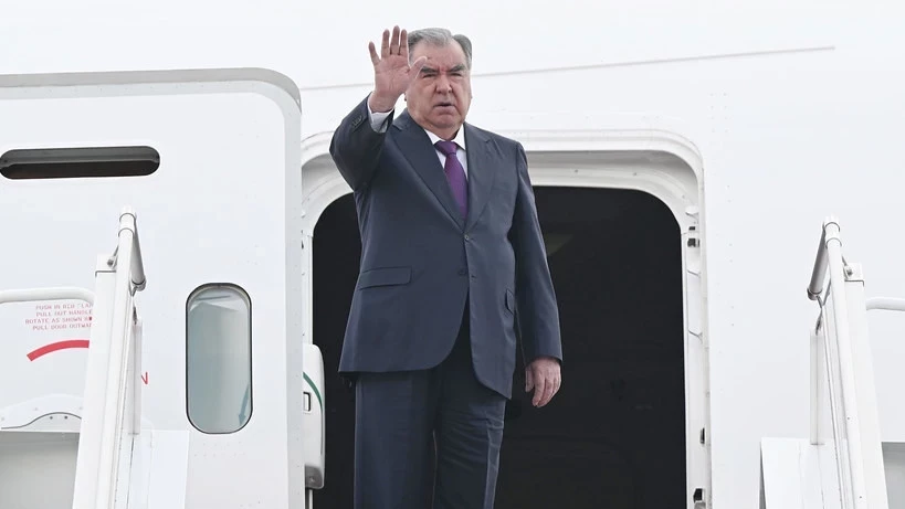 Тажикстандын президенти мамлекеттик визит менен Кыргызстанга учуп кетти