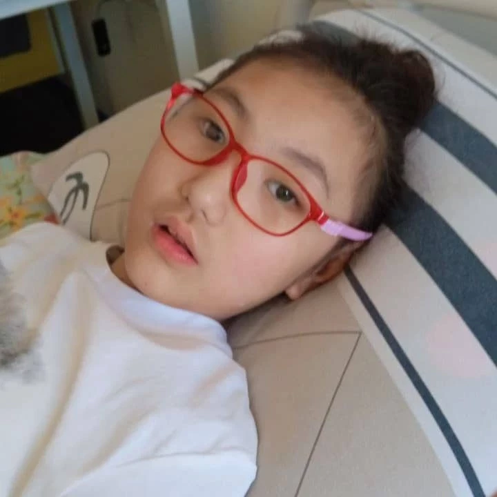 "Жазылып кетүүнү каалайт". 11 жаштагы Айшегулдун ДЦПнин татаал формасы жана эпилепсиясы бар