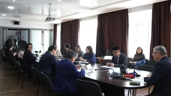 Эмгек министрлиги: Россияда кыргызстандык жарандар жаңы турум эрежелерине көнүшү керек