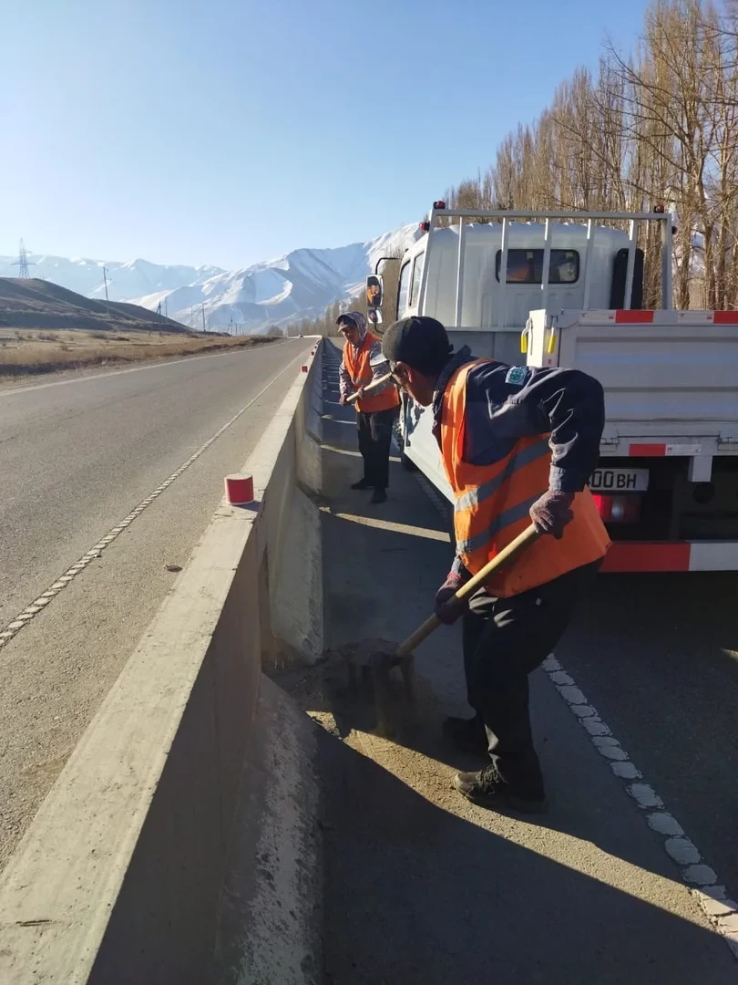 Мамлекеттин бардык аймактарында жолчулар ЖӨПТтүн жоголушун алдын алуу максатында жазгы жолдору үчүн тейлөө иштерин жүргүзүүдө
