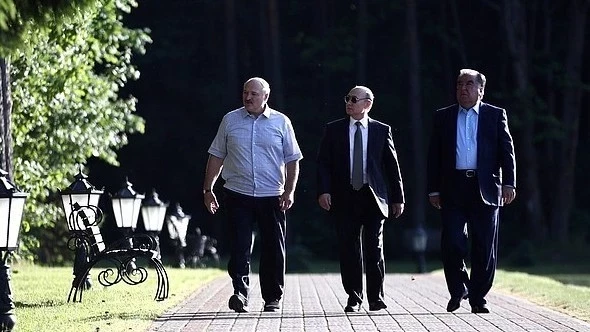 Формалдуу эмес жолугушууларда Путин, Лукашенко жана Рахмон Алиевге телефон чалышты