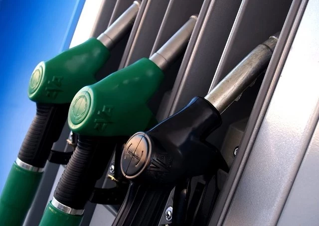 Кыргызстандын салыкчылары сатылып жаткан ГСМ'дердин маркеринин болгонуна текшерүү жүргүзүүдө