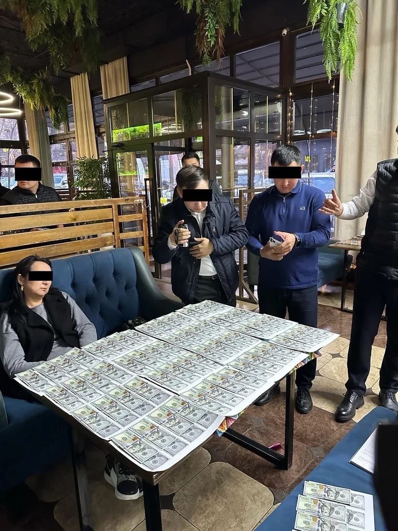 Аламанчы бизнесмендерди президенттин туугандарынын колдоосун убада кылып алдаган