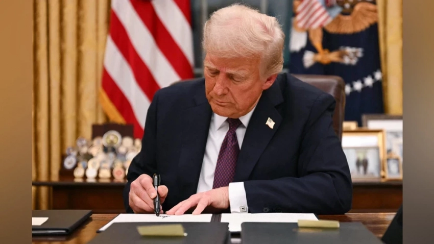 Трамп англис тилин америкалык мамлекеттик тил деп тааныган буйрукка кол койду