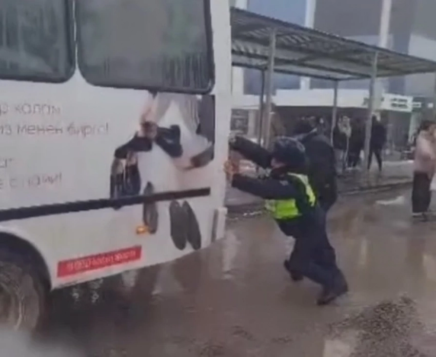 Видео: Бишкектеги патрулдук кызматкерлери автобусту түртүп, жүргүнчүлөр метрдей сууга секиришет