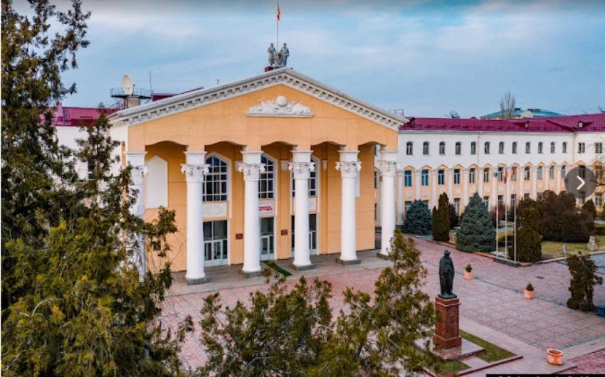 Улуттук кийимде келүүгө милдеттүү – КНУ жаңы эрежени киргизеби?