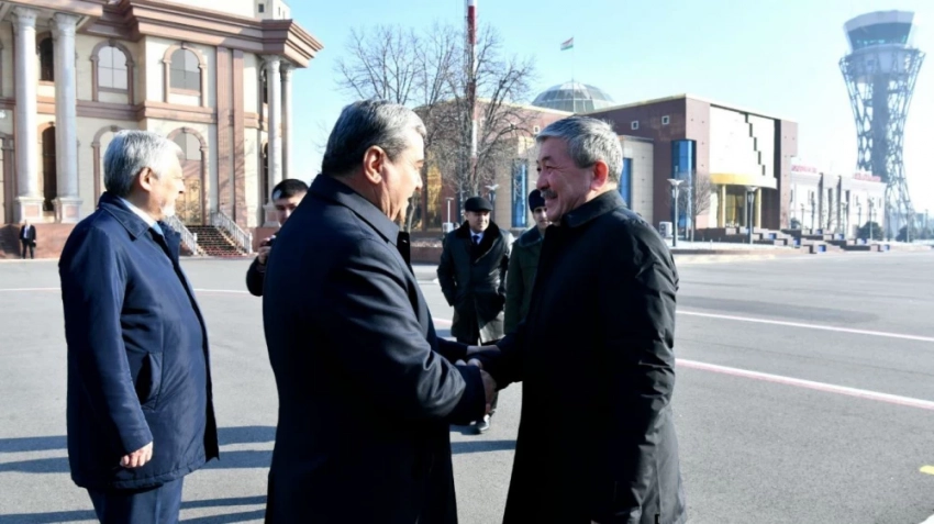 Кыргызстандын премьер-министри Тажикстанга келип жатып