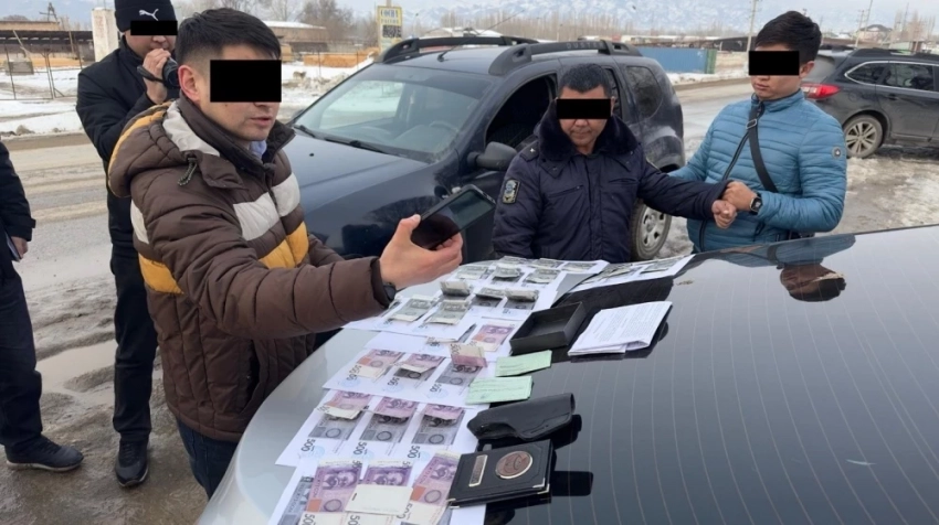 Талас шаарында ОБДД инспекторлору алган пара үчүн кармалды