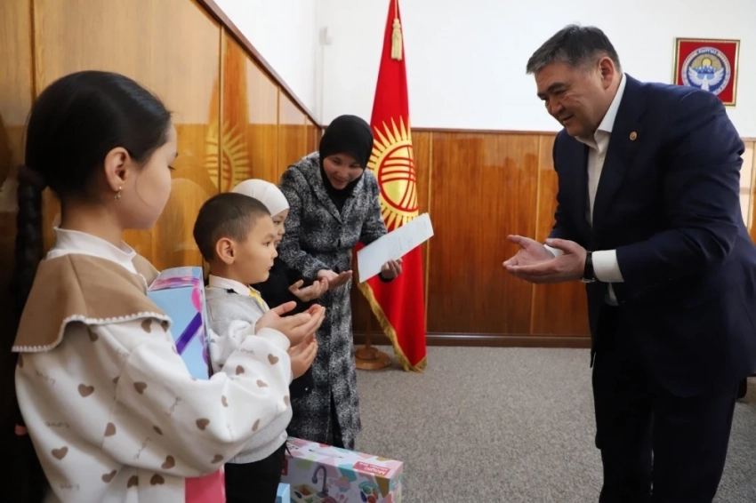 Камчыбек Ташиев муктаж үй-бүлөгө батирдин ачкычын тапшырды